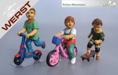 prehm-miniaturen-3-kinder-mit-skateboard-dreirad-und