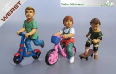 prehm-miniaturen-3-kinder-mit-skateboard-dreirad-und